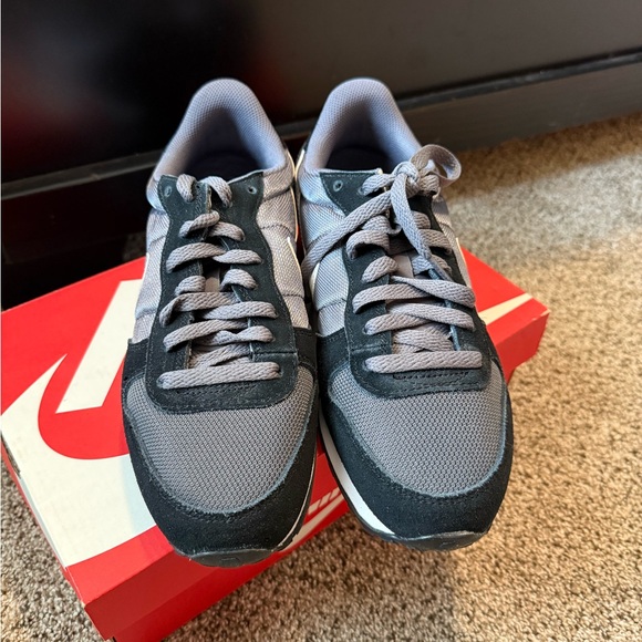 Nike Women's Genicco Sneakers New - Picture 4 of 9